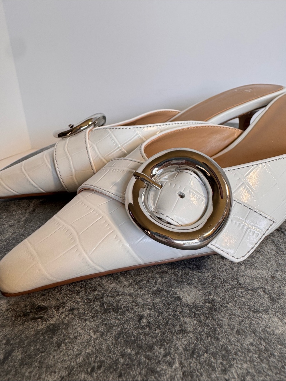 Ann Taylor White Leather Silver Pointed Toe Kitten Heels 6.5 - Picture 8 of 13